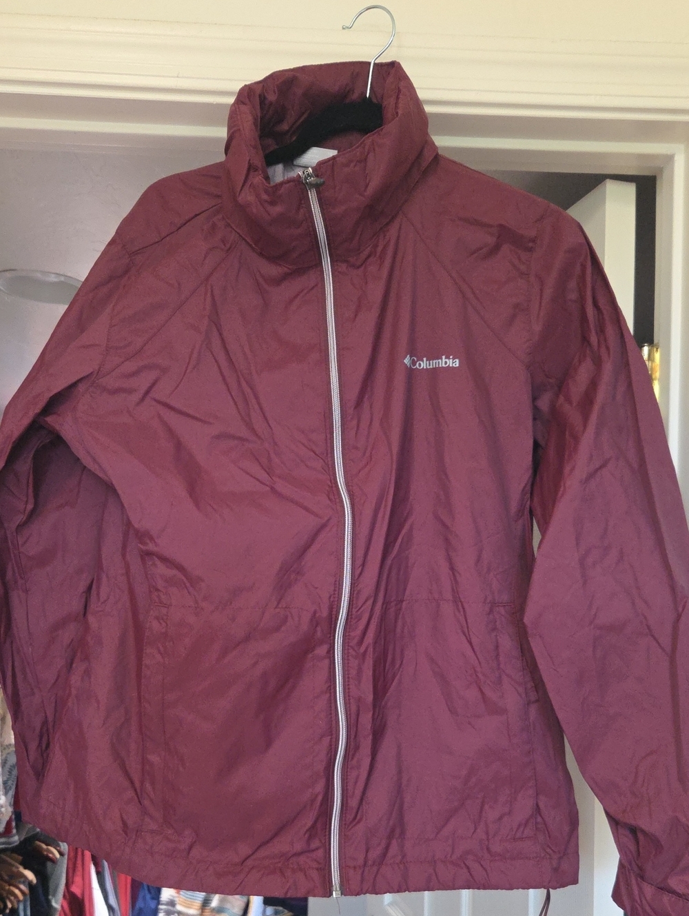 Columbia Women's Maroon rain Jacket with Full Zip Packable